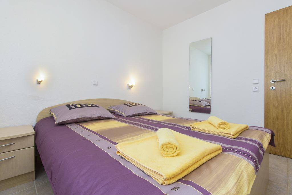 Apartments Zoran Pirovac Bagian luar foto