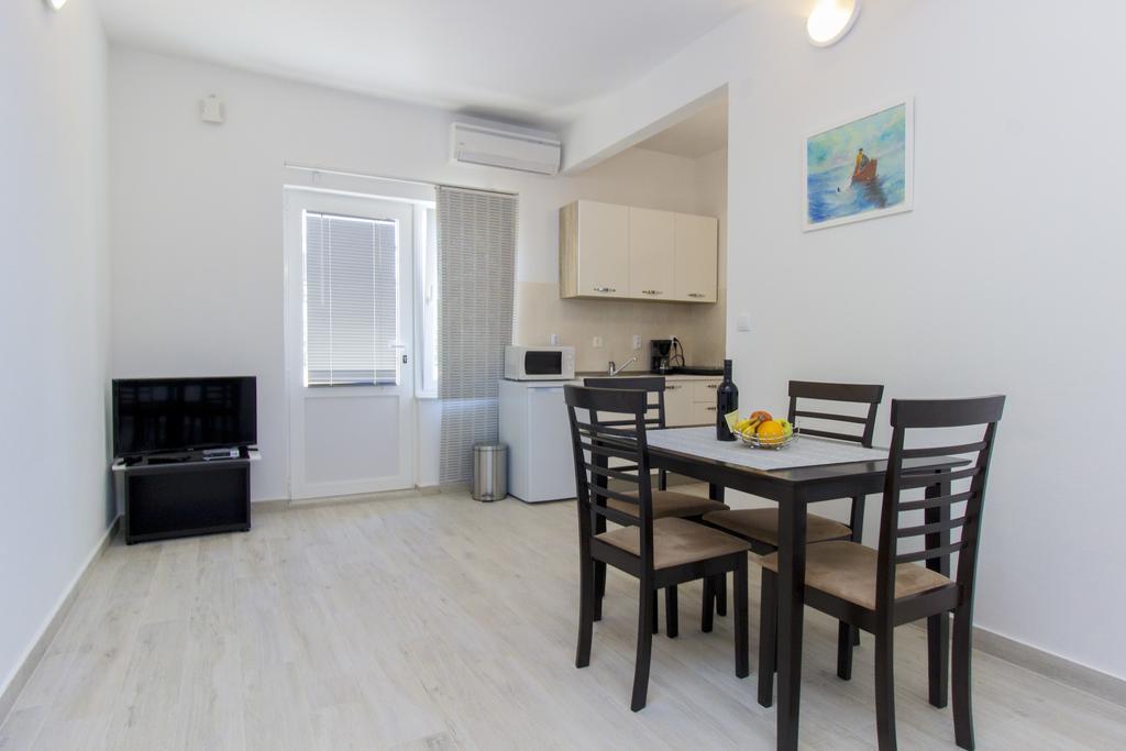 Apartments Zoran Pirovac Bagian luar foto