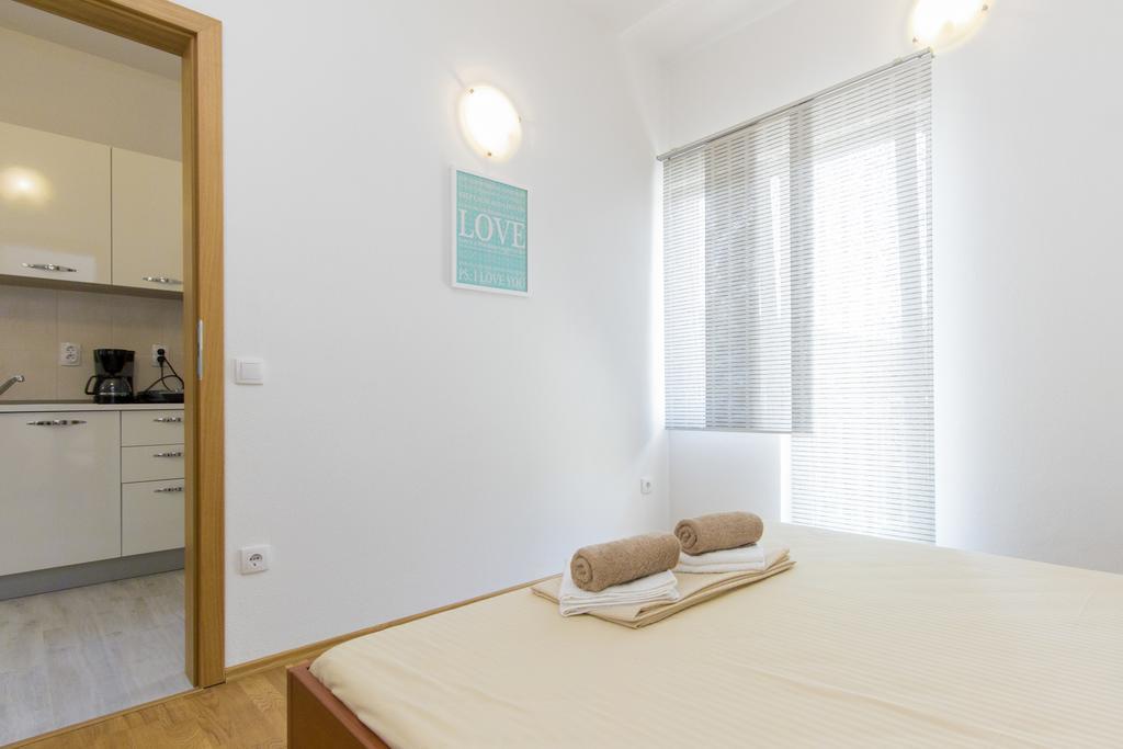 Apartments Zoran Pirovac Bagian luar foto