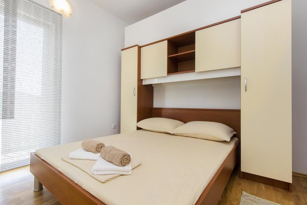 Apartments Zoran Pirovac Bagian luar foto
