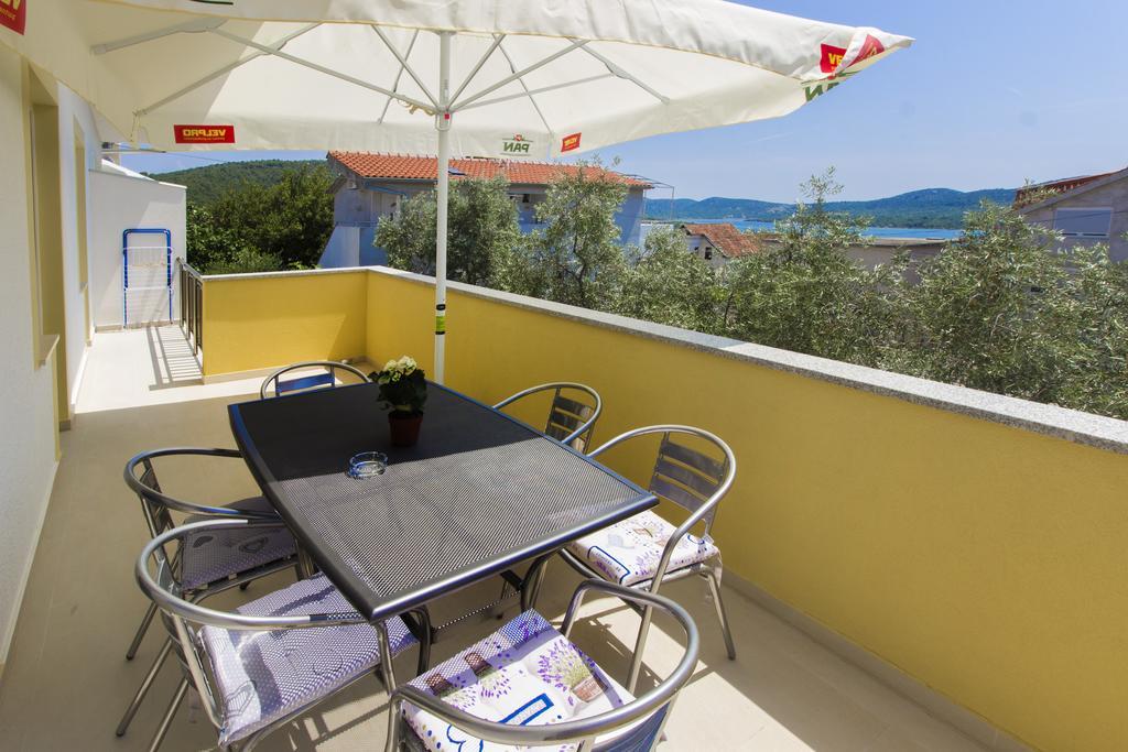 Apartments Zoran Pirovac Bagian luar foto