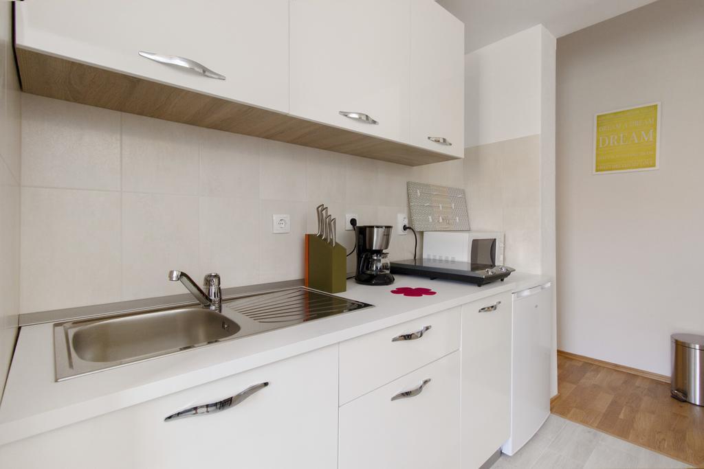 Apartments Zoran Pirovac Bagian luar foto