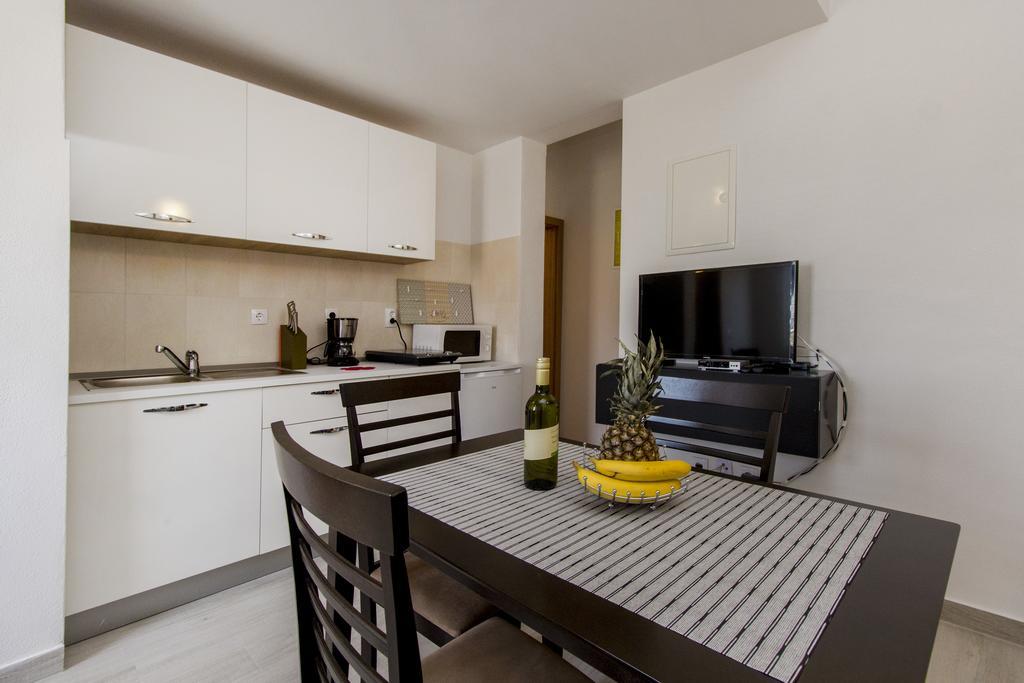 Apartments Zoran Pirovac Bagian luar foto