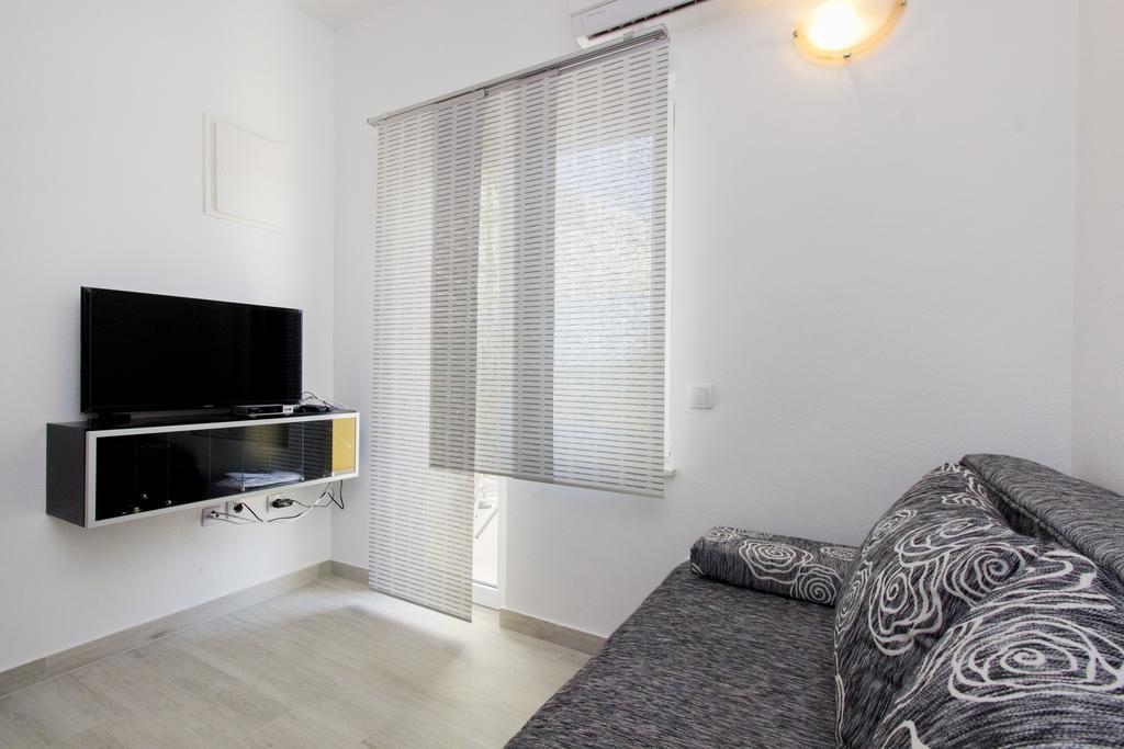 Apartments Zoran Pirovac Bagian luar foto