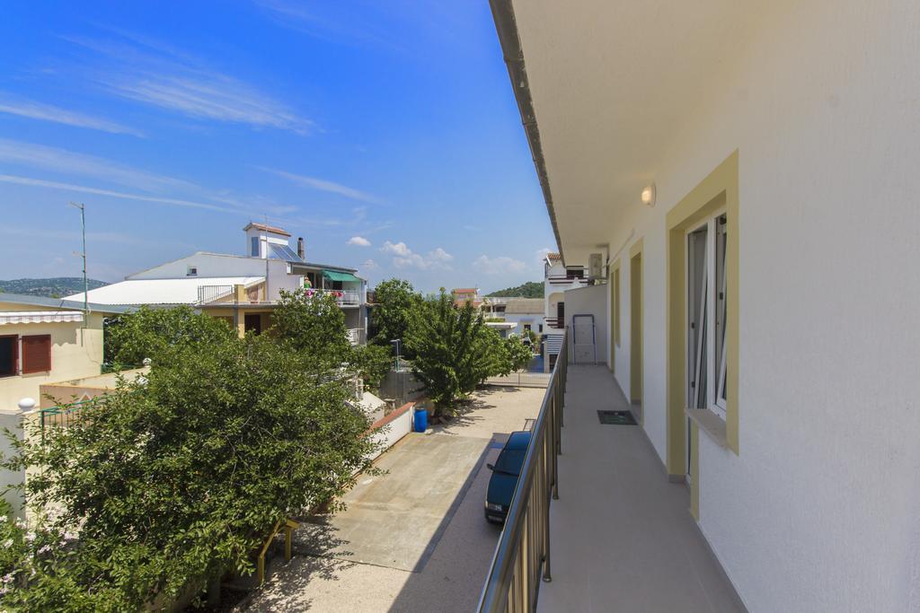 Apartments Zoran Pirovac Bagian luar foto