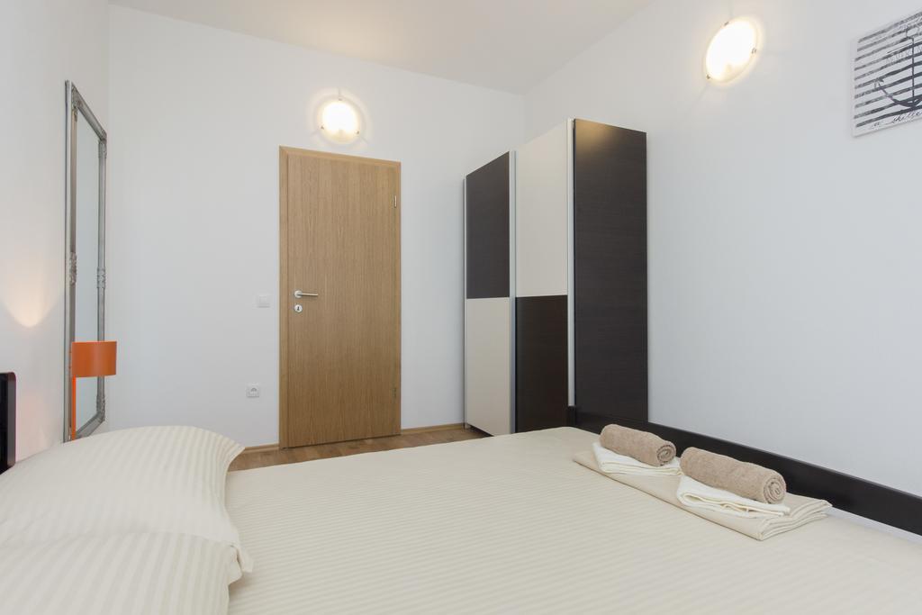 Apartments Zoran Pirovac Bagian luar foto