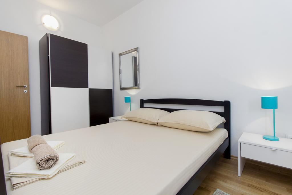 Apartments Zoran Pirovac Bagian luar foto