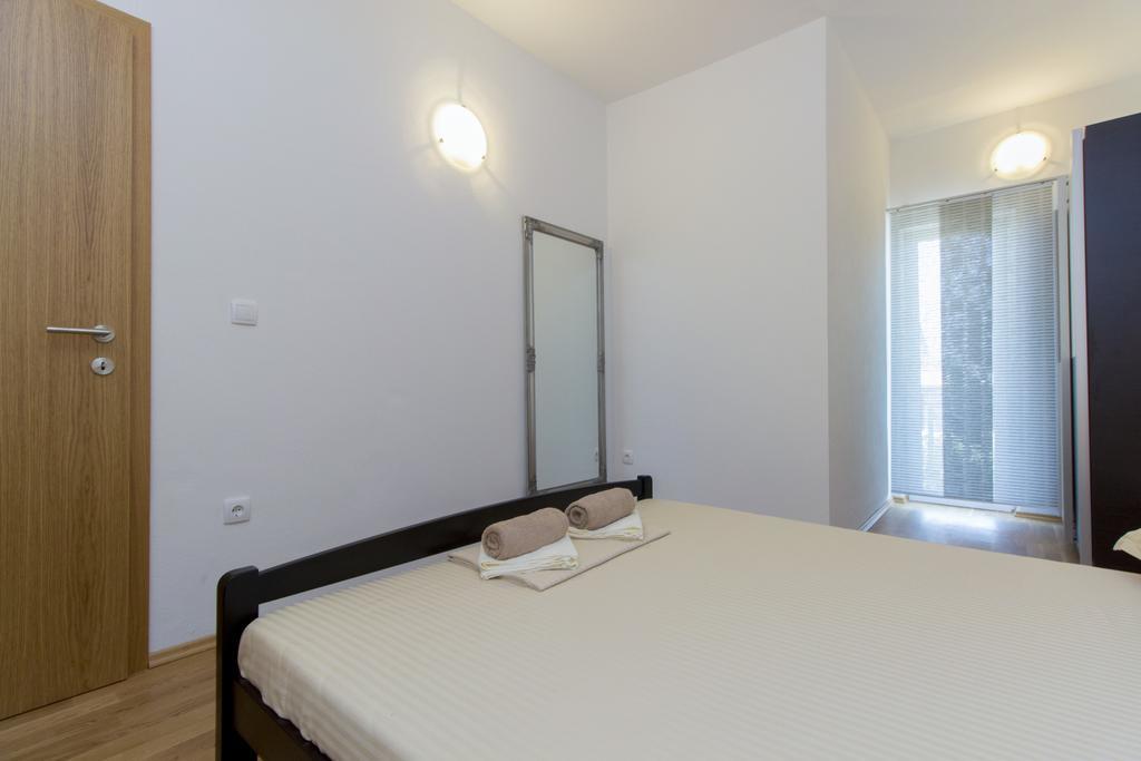 Apartments Zoran Pirovac Bagian luar foto