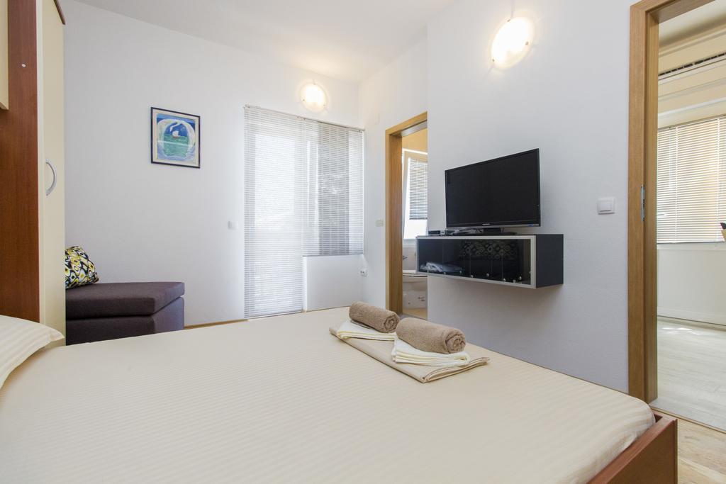 Apartments Zoran Pirovac Bagian luar foto