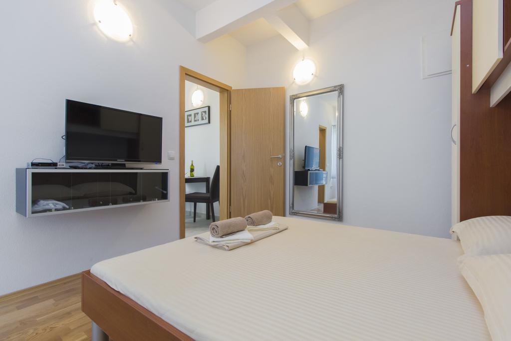 Apartments Zoran Pirovac Bagian luar foto