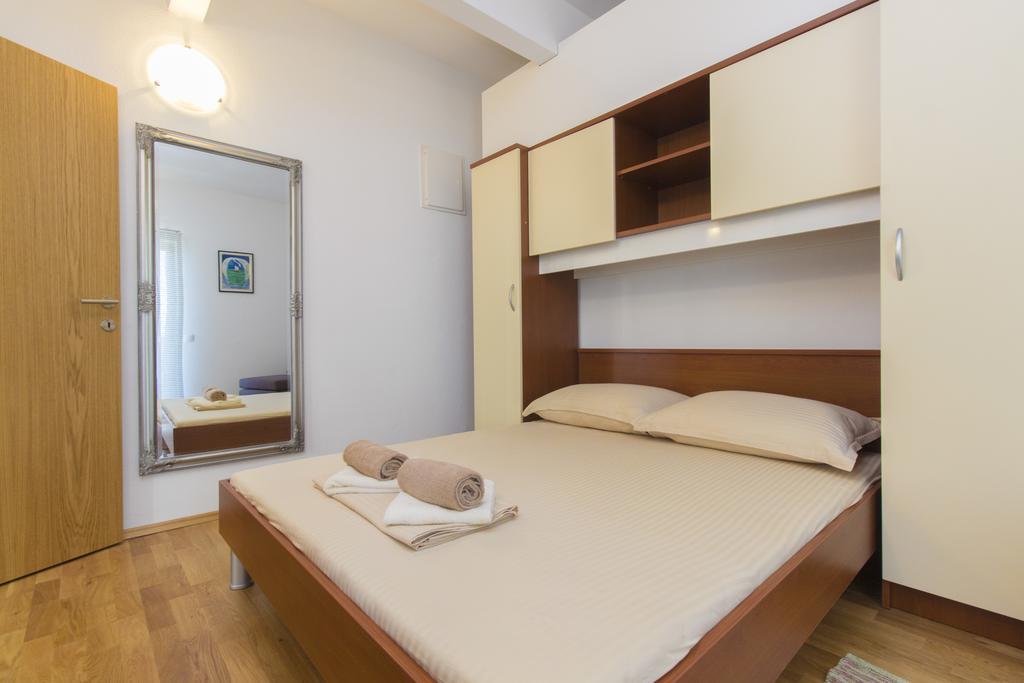 Apartments Zoran Pirovac Bagian luar foto
