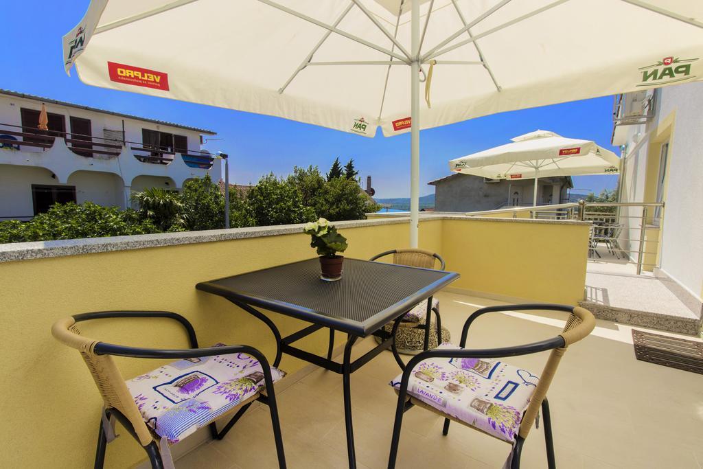 Apartments Zoran Pirovac Bagian luar foto